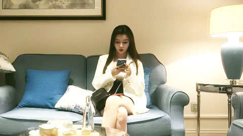 迷妹推荐--开约大圈外围妹，极品长腿包臀裙坐在身上调调情，舔屌口交翘起屁股后入抽插猛操