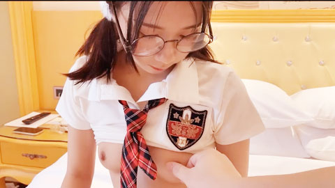 迷妹推荐--JK少女制服眼镜妹 被猥琐猪头主人无套搞了，还内射，艹得哇哇叫，戴眼镜的就是闷骚