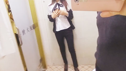 迷妹推荐--盛世大厦和刚下班的银行小白领在洗手间一边和王经理打电话一边开草