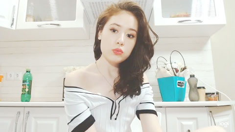 迷妹推荐--长相甜美极品清纯亚籍嫩妹厨房自慰第二部，椅子上跳蛋塞逼拉扯翘起双腿近距离特写高潮喷水