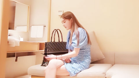 迷妹推荐--美乳蓝裙妹子，镜头前口交摸逼骑乘晃动大奶，拉着手后人猛操抬腿侧入