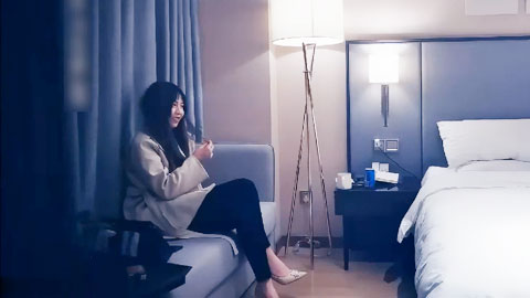 迷妹推荐--御姐酒店脱光光换上情趣吊带黑丝大长腿叉开迎接鸡巴插入啪啪耸动配合娇吟