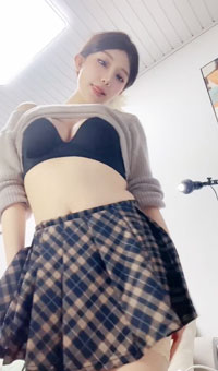 极品嫩妹说着骚话，隔着屏幕勾起你的欲望