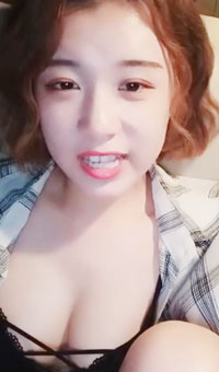 短髮巨乳少婦戶外車震舔屌後入啪啪口爆／身材不錯的人妻主播奶大穴嫩賣弄風騷