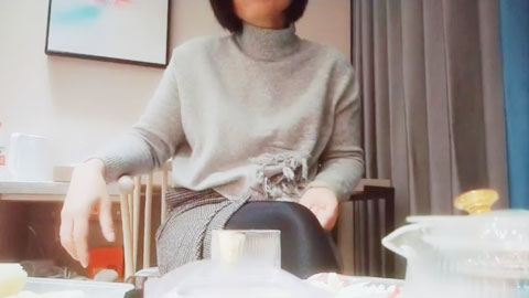 迷妹推荐--良家骚逼想出轨 酒店扒光连干两炮爽了!后入被搞出后入撞击大屁股