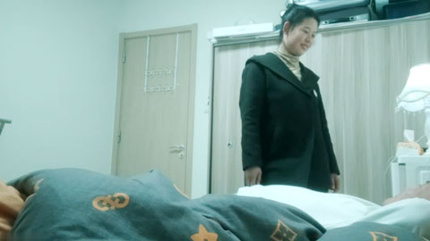 迷妹推荐--外表看起来是贤妻良母，四人淫乱激情无限，超近镜头拍摄刺激