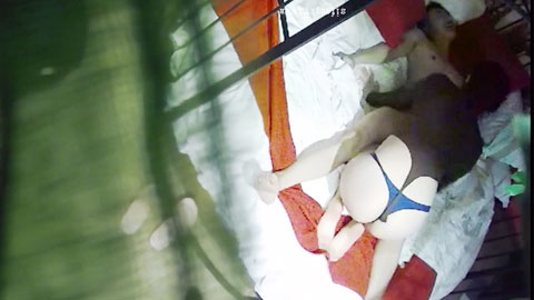 迷妹推荐--偷拍气质白领姐姐和美臀丁裤美女