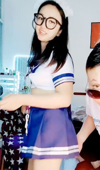 制服少妇露脸跟大哥激情啪啪性爱18式精彩演绎，深喉大鸡巴各种体位爆草抽插，听狼友指挥玩弄小黑板上的招式