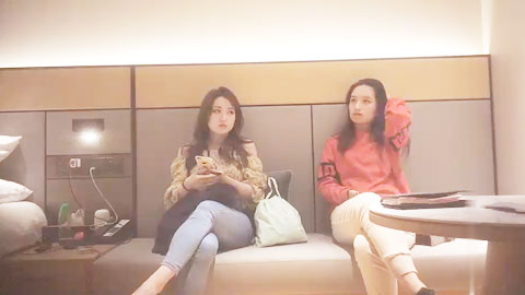 迷妹推荐--两个高端外围女神妹子，牛仔裤那个妹子最漂亮，长得又骚 像伊能静，老哥喜欢掐着脖子极限做爱，妹子体验了把要窒息的快感