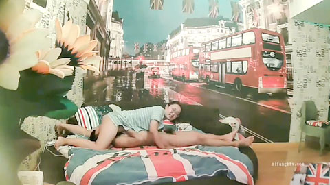 英伦主题_眼镜学妹够骚_扒下男友裤子就裹_各种姿势啪啪_正面近视角现场观感