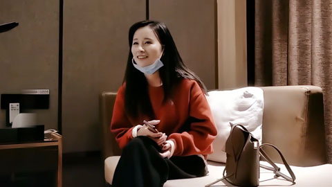 迷妹推荐--深夜高颜值场继续，大奶嫩妹上位骑坐，奶子晃动不断很诱人