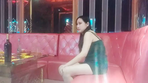 迷妹推荐--歌厅唱歌，骑在身上摸摸搞搞，扒下内裤扣穴抽插