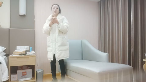 迷妹推荐--长腿姐姐叫床声真淫荡 害我避孕套都操穿