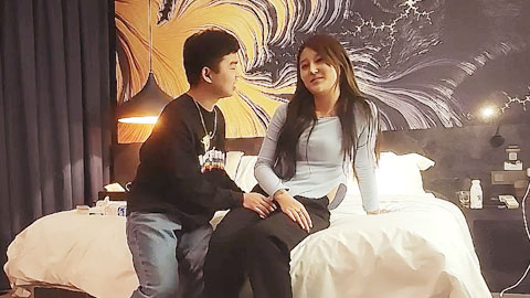 迷妹推荐--花臂妹妹，白色丝袜，打桩机后入猛顶，吃药就是利好持续爆操