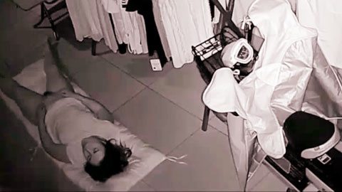 迷妹推荐--流出破解网路摄像头服装店老板夫妻打佯后在地铺上激情啪啪