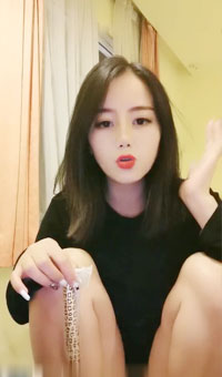 逼逼无毛丰满身材少妇道具自慰_床上漏奶插完逼逼再插菊花翘着屁股