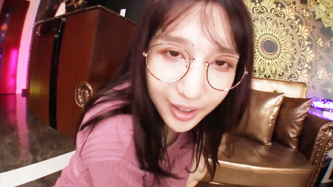 她用成熟的色情技巧和原始的本能吞噬了所有的精子_001