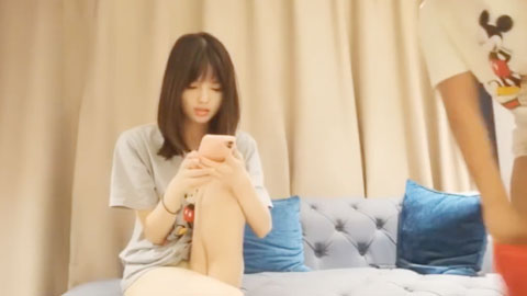 迷妹推荐--少女穿着情侣装啪啪 舌吻调情很有情趣 被高频抽插叫得死去活来