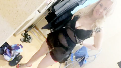 迷妹推荐--国外买春，街头约俩妹子购物，回公寓啪啪，D罩杯，大胸风骚浪劲十足，尽享齐人之福今天赚到了