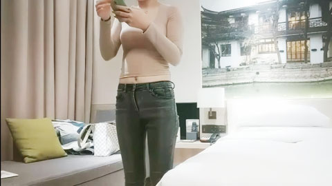 迷妹推荐--满背纹身顶级美臀，腰细胸大肥臀骑乘猛顶，偷偷拔套被发现，往死里猛插妹子搞疼了