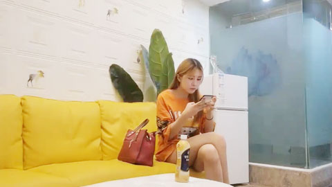 迷妹推荐-168CM黄发模特兼职小姐姐 ，齐逼小短裤坚挺美乳 ，镜头前掰穴有点黑 ，张开双腿就是操 ，中场休息再来一炮