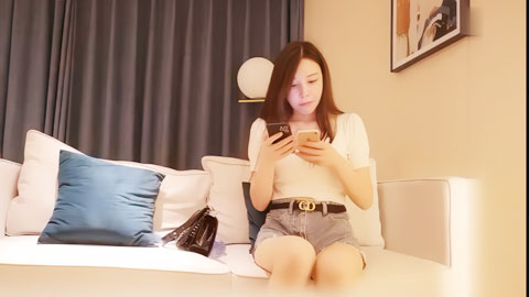 迷妹推荐--短裤白衣少妇，沙发调情口交舔奶侧入猛操上位骑乘，呻吟娇喘非常诱人