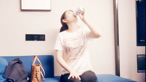 迷妹推荐--实在喜欢拦着不让走加钟成功插到妹子抖