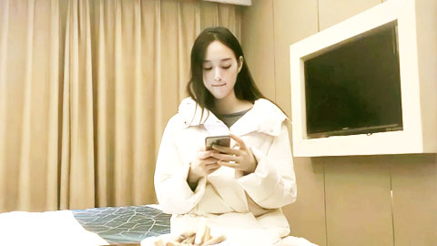 迷妹推荐--白色外套苗条身材妹子啪啪，翘起屁股口交上位骑坐后入大力猛操