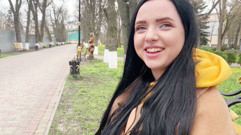 鼻子上诱环的女人