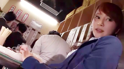 在成熟的立式撒尿店看到让人不由自主想摸的屁股的裤装OL制作壮阳啤酒