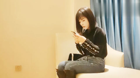 迷妹推荐--约了个性感妹子，特写口交乳交摸逼穿着靴子抬腿猛操