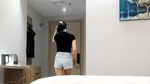 迷妹推荐--齐逼牛仔短裤大长腿，大屌深喉扣穴，张开双腿猛怼