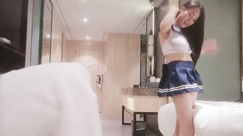 迷妹推荐--操非常骚的牛仔裤外围妹，扭动小腰在身上磨蹭_，换装学生制服连体网袜_，69姿势舔逼_，按着双腿_，爆插小骚逼