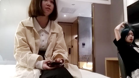 迷妹推荐--又是2选1，黑发妹子也不错的，短发极品妹子镜头前口交舔弄，双腿肩上扛猛操太厉害了妹子被操受不了