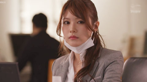 羞辱性的强奸，她被变态的老板的大鸡巴反复弄到射精 相泽南1