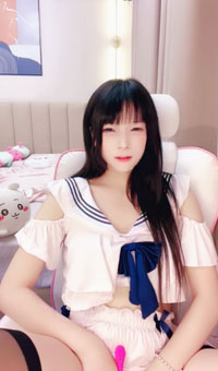 娇小可爱，胸前两只小白兔蹦蹦跳跳，小穴也是粉嫩水多