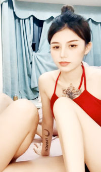 给小哥口交大鸡巴，各种体位无套爆草，内射中出浪叫不止表情好骚