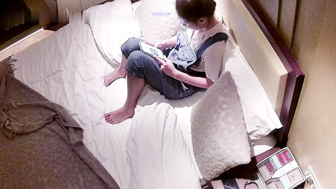 迷妹推荐--身材苗条的学生情侣打响开学炮无套内射逼里