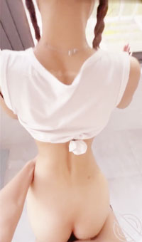 妹妹在阳台打电话强制按在地板上操，床上拽着头发深顶，插的痛不欲生