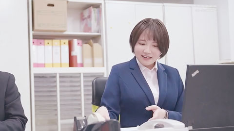 加班中大雨让我无法回家，于是被亲切的同事家住宿…