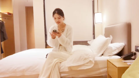 迷妹推荐--性格活泼非常善聊的女孩被大力猛操 令她高潮爽不停