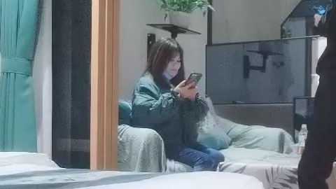 迷妹推荐--兼职少妇口活技术一流，风骚淫荡配合默契相当温柔，激情啪啪浪叫不断好刺激