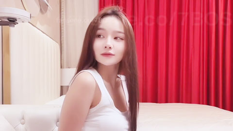 迷妹推荐--甜美学生妹，清纯可人，身材玲珑有致
