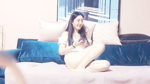 迷妹推荐--迫不及待要扒开内裤，骚逼毛还挺多，掏出奶子吸吮