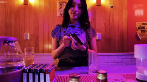 趁着丈夫出差，喝醉了酒倒车接她，即使下了末班电车，她仍不断地与他中出性爱_001