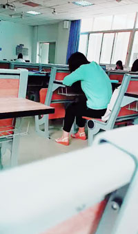 成都某大学，自习室逼里跳蛋到处露
