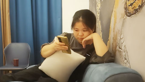 迷妹推荐--新聊的良家胖妹妹，扒掉裤子舔骚逼，沙发上操，骑乘位爆操肥臀