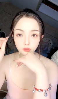 完美尤物正常播的时候给人一种明星贵妇的感觉，大秀的时候又让人眼前一亮好淫荡啊，超级反差！