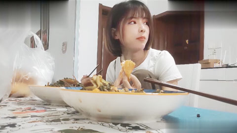 迷妹推荐--家中做饭厨艺好，吃饱有力气接着干，舔穴啪啪高潮袭来瘫倒，呻吟动听刺激