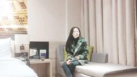 迷妹推荐-看着文静收完钱立马变骚，超近视角扣穴，完美肥臀骑坐斜入爆插小穴